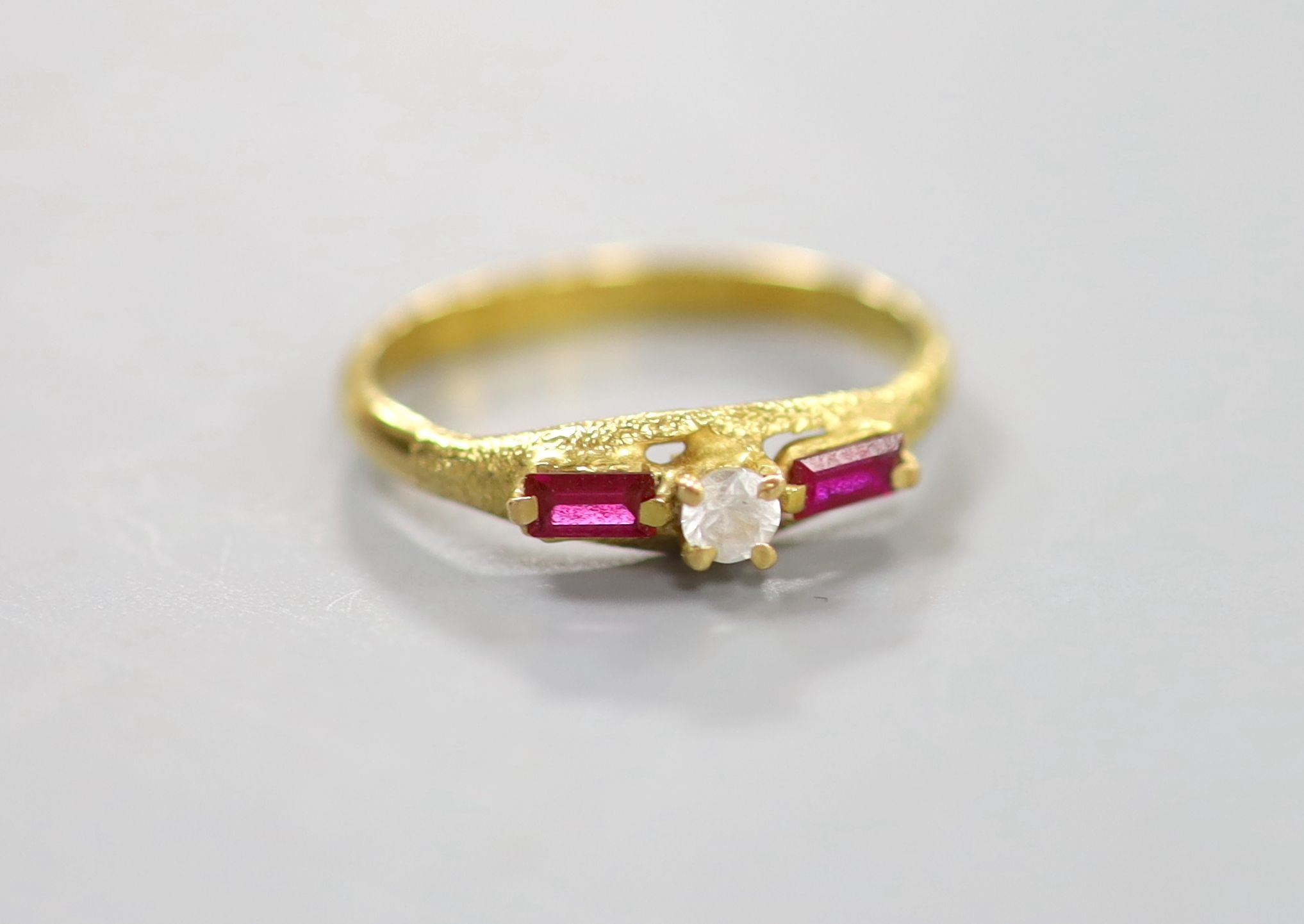 An 18ct and paste mounted three stone ring, gross 2.6 grams.